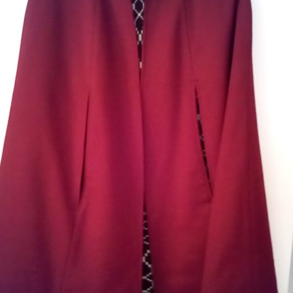 1960's Retro Raspberry Reversible polyester cape. Reserve side purple and cream. - Picture 12 of 15